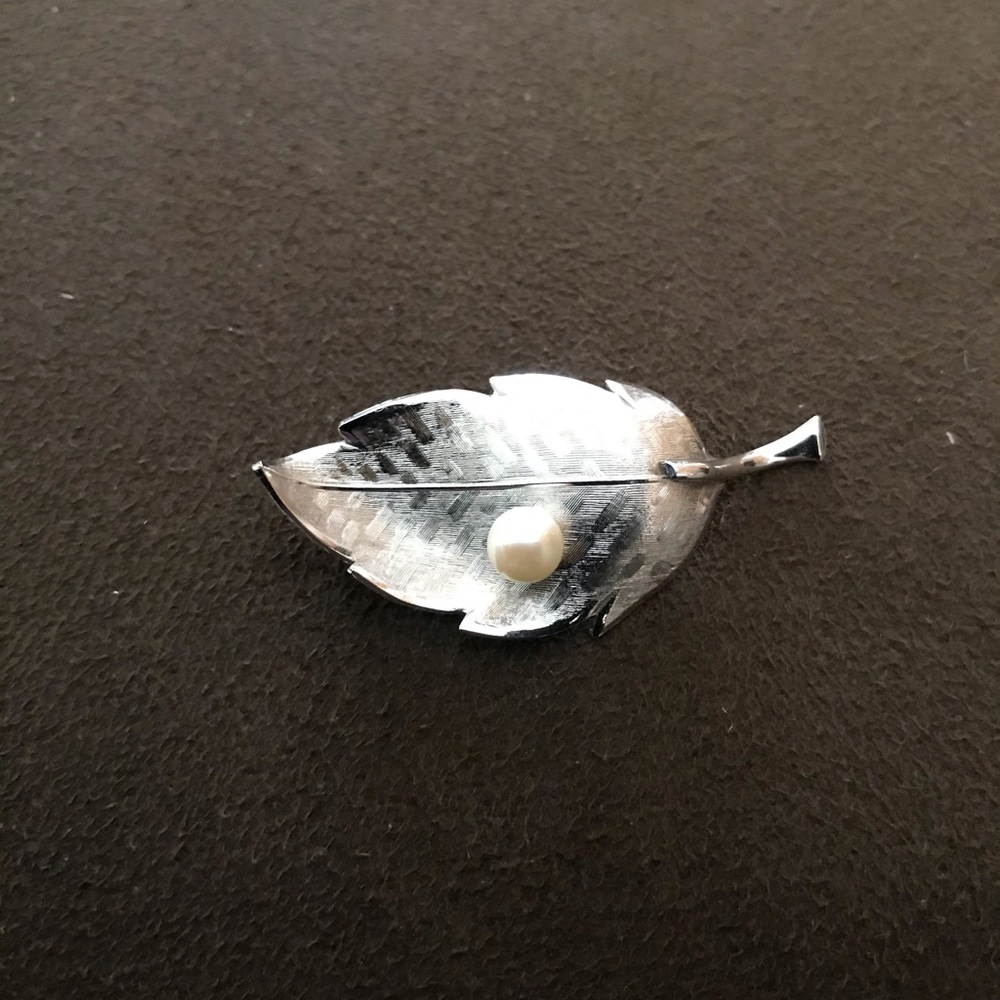 Small silver pin with pearl🥰